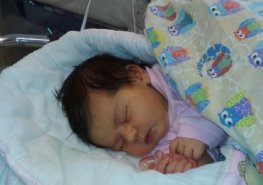 První miminko se narodilo zhruba dvě a půl hodiny po silvestrovské půlnoci