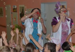 I STONAT SE DÁ S ÚSMĚVEM aneb prázdniny 2018 na dětském oddělení