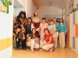 Pacienti a personál lůžkového oddělení dětské chirurgie.