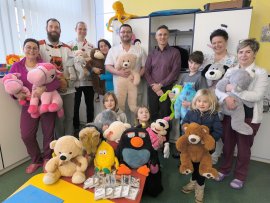 Předání plyšáků v Pardubické nemocnici