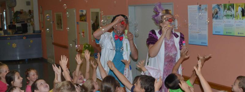 I STONAT SE DÁ S ÚSMĚVEM aneb prázdniny 2018 na dětském oddělení