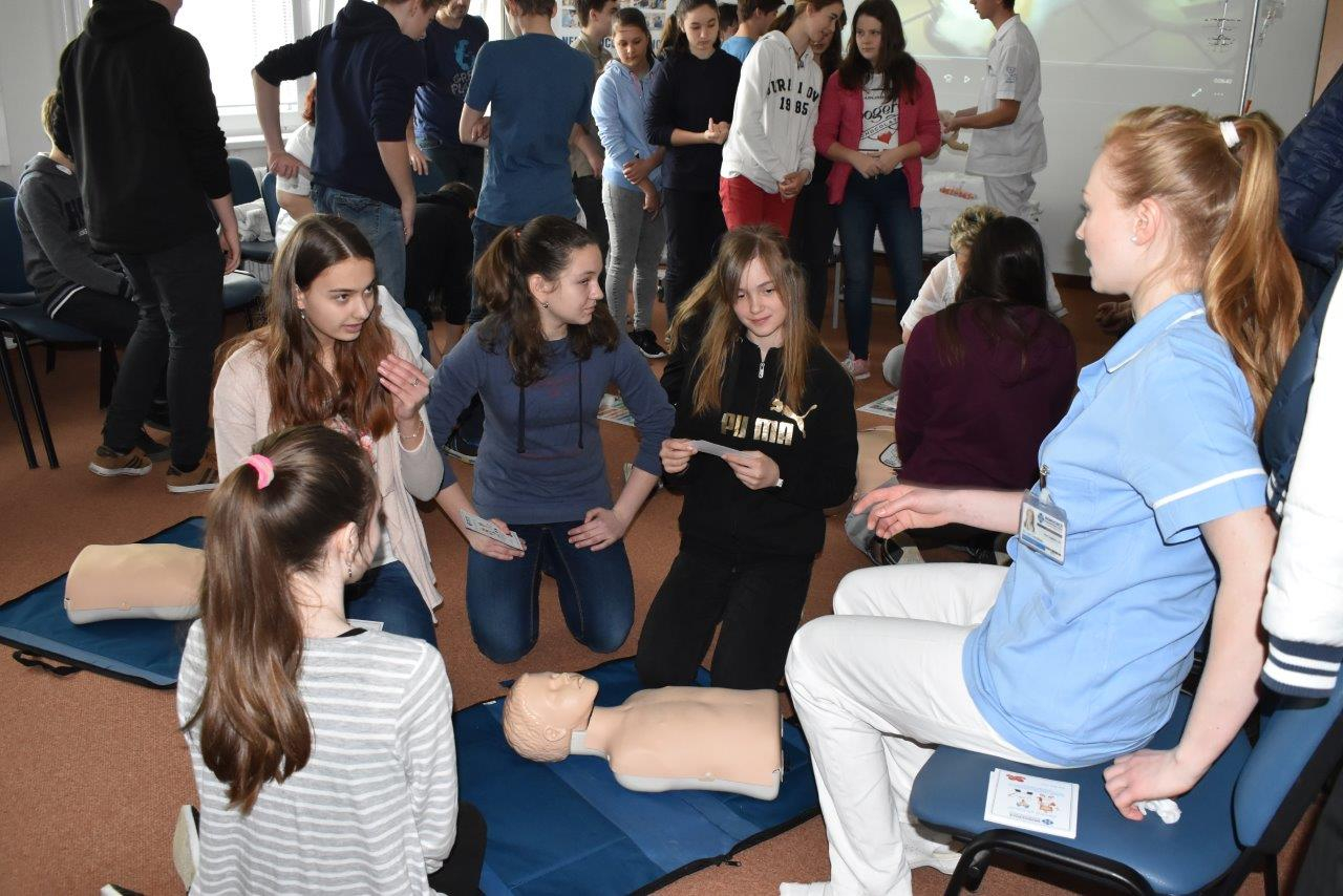 I STONAT SE DÁ S ÚSMĚVEM aneb červen 2018 na dětském oddělení